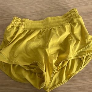 Mustard yellow Hotty Hot 2.5” lululemon shorts.